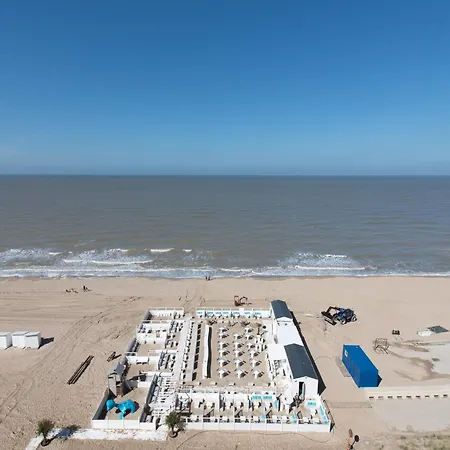 アパート In With Sea Views *