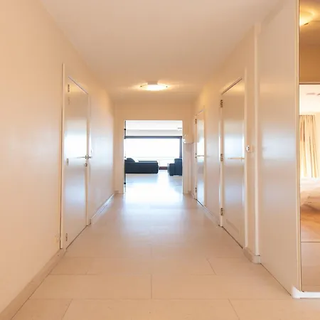 アパート In With Sea Views *