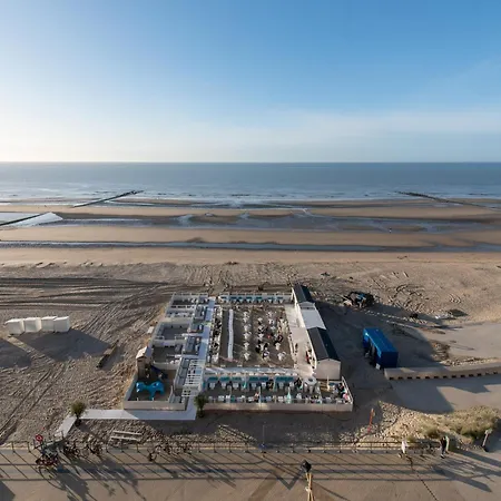 アパート In With Sea Views *